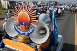 រូបឯកសារ៖ ស្លាក​សញ្ញា​គណបក្ស​សង្គ្រោះ​ជាតិ (CNRP) ត្រូវ​បាន​ដាក់​បង្ហាញ នៅ​មុន​ការជួប​ប្រមូលផ្តុំ​នៅ​ថ្ងៃទី១ នៃ​យុទ្ធនាការ​ឃោសនា​បោះឆ្នោត​ឃុំ-សង្កាត់ នៅ​ជាយ​រាជធានី​ភ្នំពេញ នៃ​ប្រទេស​កម្ពុជា នៅ​ថ្ងៃទី ២០ ខែឧសភា ឆ្នាំ២០១៧។