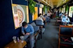 រូបឯកសារ៖ អតិថិជនអង្គុយដោយរក្សាគម្លាតពីគ្នានៅក្នុងអាហារដ្ឋានមួយ នៅរាជធានីភ្នំពេញកាលពីថ្ងៃទី ៣១ ខែឧសភា ឆ្នាំ ២០២១។