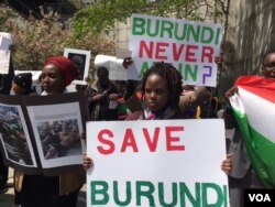 Burundian protesters gather outside the United Nations, sanging their national anthem and carrying signs calling for an end to the violence, April 26, 2016. (M. Besheer/VOA)