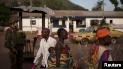 Des soldats français à un poste de contrôle au PK 12, à Bangui