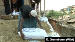 ជនភៀសខ្លួន​កំពុង​លើក​បាវខ្សាច់​ដាក់​តាម​ជំរាល​ភ្នំ​នៅ​តំបន់​ជំរំ​ជនភៀសខ្លួន។