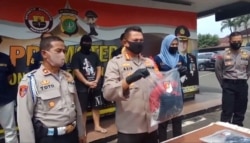 Kapolres Metro Depok Aziz Andriansyah menunjukkan barang bukti kasus pencabulan yang dilakukan pengurus kepada anak yang aktif di gereja di Mapolrestro Depok, Senin 15 Juni 2020. (Courtesy: Polres Depok)