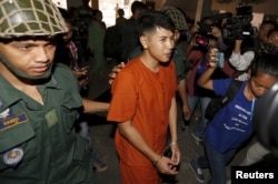 យុវជន គង់ រ៉ៃយ៉ា (កណ្តាល) ត្រូវបាន​នាំ​ខ្លួន​មក​កាន់​តុលាការ​ក្រុង​ភ្នំពេញ កាល​ពី​ថ្ងៃអង្គារ ទី១៥ ខែ​មីនា ឆ្នាំ​២០១៦។