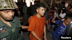 រូបឯកសារ៖ យុវជន គង់ រ៉ៃយ៉ា (កណ្តាល) ត្រូវ​បាន​នាំ​ខ្លួន​មក​កាន់​តុលាការ​ក្រុង​ភ្នំពេញ កាល​ពី​ថ្ងៃអង្គារ ទី១៥ ខែ​មីនា ឆ្នាំ​២០១៦។ យុវជន​នេះ ត្រូវបាន​កាត់ទោស​ឲ្យ​ជាប់​ពន្ធនាគារ​រយៈពេល​១ឆ្នាំ​កន្លះ ដោយសារ​តែ​បាន​បង្ហោះ​លើ​បណ្តាញ​សង្គម​ហ្វេកប៊ុក​ទាមទារ​ឲ្យ​មាន​បដិវត្តន៍​ពណ៌។