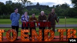 Duta Besar Amerika untuk Indonesia Joseph R. Donovan, Jr (no 2 dari kanan), Erin E McKee, direktur USAID Indonesia (no 2 dari kiri), Dirjen Pengendalian dan Pencegahan Penyakit Kementerian Kesehtan RI Anung Sugihantono (tengah) pada peringatan awal hari