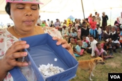 Bulungula Incubator health manager Nomzingisi Hopisi prepares to draw a name of the winner of the cellphone… She says a colleague’s death inspired innovative action against the spread of HIV in her home area . (D. Taylor/VOA)