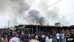 Des gens passent devant le marché de Bouaké, dans le centre de la Côte d'Ivoire, le 27 août 2019. (Photo de STR / AFP)