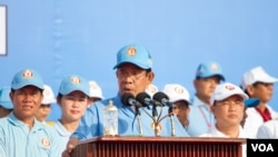 លោក​នាយករដ្ឋ​មន្រ្តី ហ៊ុន សែន កំពុង​ថ្លែង​មុន​នឹងការ​ធ្វើ​យុទ្ធនាការ​ឃោសនា​បោះ​ឆ្នោត​ថ្ងៃ​ចុងក្រោយ​របស់​គណបក្ស​កាន់​អំណាច​គឺ​គណបក្ស​ប្រជាជន​កម្ពុជានៅ​ក្នុង​រាជធានី​ភ្នំពេញ​ចាប់ផ្តើម​កាលពី​ព្រឹក​ថ្ងៃទី​២៧ កក្កដា។