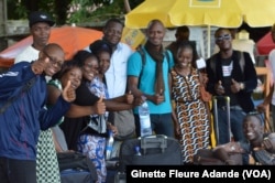 Quelques jeunes à leur descente sur le site du sommet (VOA/Ginette Fleure Adande)