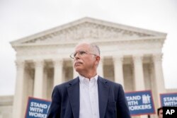 공무원노조연맹(AFSCME)를 상대로 소송을 제기한 일리노이주 공무원인 마크 제이너스 씨가 27일 미 연방 대법원 앞에 서 있다. 대법원은 공공노조가 비회원에게 분담금을 강제할 수 없다는 판결을 내렸다.