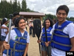 កូនខ្មែរ​ដែល​គ្រួសារ​អាមេរិក​យក​មក​ចិញ្ចឹម សប្បាយ​រីករាយ​ក្នុងការ​ប្រណាំង​ទូក នៅ​ក្រោម​កំដៅ​ព្រះ​អាទិត្យ និង​អាកាសធាតុ​ល្អ​ឥតខ្ចោះ។ (ប៉ូច រាសី/VOA)