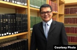 ​លោក​បណ្ឌិត ឌុច ដារិន្ទ សាស្រ្តាចារ្យ​សេដ្ឋកិច្ច​នៃ​មហា​វិទ្យាល័យ Tallahassee ក្នុង​រដ្ឋ Florida នៃ​សហរដ្ឋ​អាមេរិក។