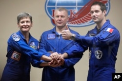 Peggy Whitson bersama astronot Perancis Thomas Pesquet (kanan) dan kosmonot Rusia Oleg Novitsky di kosmodrom Baikonur cosmodrome, Kazakhstan (16/11).