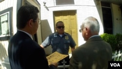 两位牧师和总领馆的警卫对话（美国之音国符拍摄）
