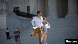 在美国最高法院拒绝干预各州出于党派目的而重划选区之后，一名新闻助理奔跑在最高法院外。(2019年6月27日)