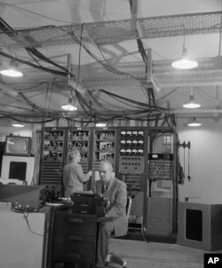 "Amerika Ovozi"ning Vashingtondagi idorasida. 1952-yil.