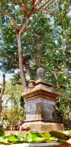 Di sanggar pamujan ini diselenggarakan Piodalan yang ditolak warga. (Foto: VOA/ Nurhadi)