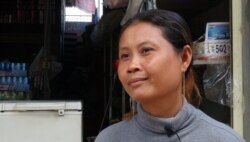 អ្នកស្រី ប្រាក់ សារី​ អាយុ៤០ឆ្នាំ​ រស់នៅ​ក្នុង​ស្រុកពាមរក៍​ ខេត្តព្រៃវែង ​ថ្ងៃ​ទី២៣​ ខែកក្កដា​ ឆ្នាំ២០២០។​ (ហ៊ាន​ សុជាតា​/វីអូអេ)