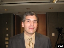 政治学学者拉法尔·西门诺教授 (美国之音申华)