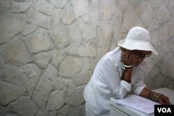 Margarita Vardena is one of the oldest Damas. At 71, she has no fear of being detained in Havana, Cuba. (V. Macchi / VOA)