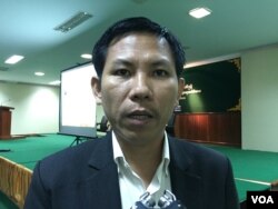 លោក ប៊ិន សុជាតិ នាយកប្រតិបត្តិក្លឹបអ្នកកាសែតកម្ពុជា ប្រាប់ VOA ថា ក្នុង​សិក្ខាសាលា​ស្តីពីក្រមប្រតិបត្តិផ្សព្វផ្សាយអំពើហិង្សាលើស្រ្តី និងការប្រើប្រាស់អក្ខរាវិរុទ្ធតាមប្រព័ន្ធផ្សព្វផ្សាយ នៅថ្ងៃទី​២ ខែ​ឧសភា ឆ្នាំ​២០១៧។ (កាន់ វិច្ឆិកា/VOA)