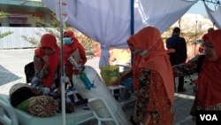Para perawat melayani pasien di sebuah tenda depan RSUD kota Mataram, Lombok. (Foto: Nurhadi/VOA)