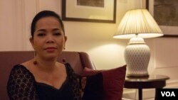 លោក​ស្រី ហ៊ីម សាវី ដែល​ជា​អ្នក​ផ្លុំ​ខ្លុយ​អាជីព​ និង​ជា​ស្ថាប​និក​មួយ​រូប​នៃ​ក្រុម​តន្ត្រី​ព្យុះហយាត្រា​ភ្នំពេញ បាន​ផ្តល់​បទ​សម្ភាសន៍​ដល់ VOA អំឡុង​ពេល​សម្រាក​ពី​ការ​សម្តែង​របស់​លោក​ស្រី​នៅ​សណ្ឋាគារ​សូហ្វីតែល​ ​រាជ​ធានី​ភ្នំពេញ។ (រិទ្ធី ឧត្តម/VOA)