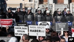 Turkish journalists demonstrate outside the governor's office to protest censorship and new regulations on media freedoms and Internet bans in Istanbul, Feb. 16, 2014.
