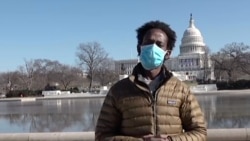 លោក Roba Bulga ដែល​សិក្សា​អំពី​ដំណោះស្រាយ​ជម្លោះ បាន​ទៅ​មើលទិដ្ឋភាព​នៅ​ខាង​ក្រៅ​វិមាន​សភា ក្នុង​រយៈពេល​ប៉ុន្មាន​ថ្ងៃ​ក្រោយ​ពី​ការ​វាយប្រហារ​នៅ​វិមាន​សភា​សហរដ្ឋ​អាមេរិក​បាន​កើតឡើង។ (VOA)