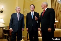 Pemimpin Mayoritas Senat AS Mitch McConnell (kiri) menyambut calon Hakim Agung pilihan Presiden Trump, Brett Kavanaugh (tengah) dan Wakil Presiden Mike Pence di kantornya, gedung Capitol. Washington DC, 10 Juli 2018.