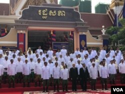 រូបឯកសារ៖ តំណាងរាស្រ្តចំនួន១២៥នាក់ ដែលមកពីគណបក្សប្រជាជនកម្ពុជាតែមួយប៉ុណ្ណោះ ចូលរួមក្នុងការបើកសម័យប្រជុំលើកទី១ នីតិកាលទី៦ ក្រោមអធិបតីព្រះមហាក្សត្រព្រះបាទ នរោត្តម សីហមុនី។ (នៅ វណ្ណារិន/VOA)