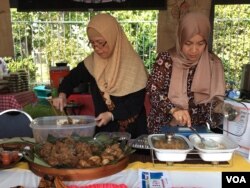 Penjual mempersiapkan gudeg di stan masakan khas Jawa dalam acara Indonesia Culinary Festival KJRI Houston, Texas.