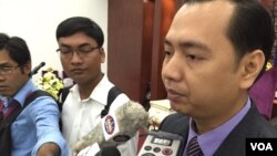 លោក នេត ភក្ត្រា អ្នកនាំពាក្យ​សាលាក្តី​ខ្មែរក្រហម នៅ​ថ្ងៃ ទី ២៤ ខែមិថុនា ឆ្នាំ ២០១៦ បា្រប់​អ្នក​សារព័ត៌មាន​នៅ​ឯ​ភោជនីយដ្ឋាន​មួយ​ក្នុង​រាជធានី​ភ្នំពេញ អំពី​ដំណើរ​វិវត្តន៍​របស់​សំណុំ​រឿង​០០២/០២ និង​សំណង​ជំងឺ​ចិត្ត​ដល់​ជន​រងគ្រោះ និង​ដើម​បណ្តឹង​រដ្ឋប្បវេណី​ក្នុង​សំណុំ​រឿង​នេះ។ (ហ៊ុល រស្មី/VOA)