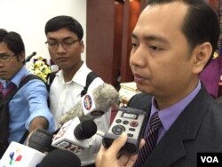 FILE - Neth Pheaktra, spokesman for the Khmer Rouge Tribunal on June 24, 2016 told reporters in a restaurant in Phnom Penh about the development of the case 002/02 and the reparations for the victims and the Civil Parties in this case.