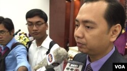 លោក នេត ភក្ត្រា អ្នកនាំពាក្យ​សាលាក្តី​ខ្មែរក្រហម នៅ​ថ្ងៃ ទី ២៤ ខែមិថុនា ឆ្នាំ ២០១៦ បា្រប់​អ្នក​សារព័ត៌មាន​នៅ​ឯ​ភោជនីយដ្ឋាន​មួយ​ក្នុង​រាជធានី​ភ្នំពេញ អំពី​ដំណើរ​វិវត្តន៍​របស់​សំណុំ​រឿង​០០២/០២ និង​សំណង​ជំងឺ​ចិត្ត​ដល់​ជន​រងគ្រោះ។ (ហ៊ុល រស្មី/VOA)