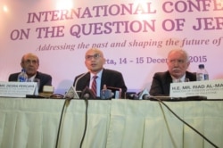 Duta Besar Indonesia untuk PBB Desra Percaya (tengah) Dirjen Multilateral Hasan Klein (kiri) dan Menlu Palestina Riad Maliki (kanan).