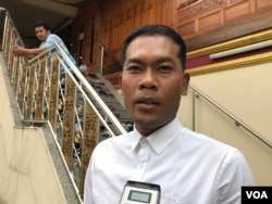 លោក ជា លី កម្មករ​ក្នុង​រោងចក្រ​ផលិត​ប្រេង​កូឡា និយាយជាមួយ VOA ក្នុង​ពេល​ប្រារព្ធ​ពិធី​បុណ្យ​ភ្ជុំបិណ្ឌ នៅ​វត្ត​ស៊ីសុដារ៉ាម ក្នុង​ទីក្រុង​បាងកក នៅ​ថ្ងៃទី​២២​ ខែ​កញ្ញា ឆ្នាំ​២០១៩។ (កាន់ វិច្ឆិកា/VOA)