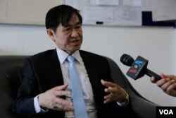 រូបឯកសារ៖ លោក ហង្ស ពុទ្ធា​ អ្នកនាំពាក្យ​គណៈកម្មាធិការ​ជាតិ​រៀបចំ​ការបោះឆ្នោត​ (គ.ជ.ប) ផ្តល់​បទសម្ភាសន៍​ជាមួយ​ VOA ក្នុង​ស្នាក់ការ​កណ្តាល​ គ.ជ.ប​ រាជធានី​ភ្នំពេញ​ នៅថ្ងៃទី៦​ ខែ​មិថុនា​ ឆ្នាំ​២០១៧។ (ហ៊ាន សុជាតា/ VOA)