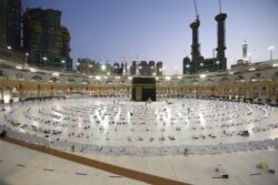 Umat Muslim berdoa di sekitar Ka'bah, tempat suci di kompleks Masjidil Haram di kota Mekkah Saudi selama hari pertama bulan suci puasa Ramadhan pada 13 April 2021. (Foto: AFP)