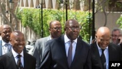 Nhlanhla Nene, au centre, ministre sud-africaine des Finances, et Tom Moyane, à gauche, ministre des Finances de l'Afrique du Sud, et Mcebisi Jonas, ministre adjoint des Finances, lors de la présentation du discours sur le budget au Cap, 2015.