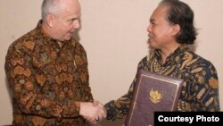 Dubes AS Joseph R. Donovan Jr. (kiri) berjabat tangan dengan Dirjen Amerika dan Eropa Kemlu RI, Muhammad Anshor (Foto courtesy: USEmbassy).