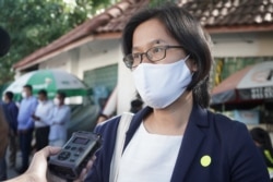 អ្នកស្រី​ ចក់ សុភាព នាយិកា​នៃ​មជ្ឈមណ្ឌល​សិទ្ធិ​មនុស្ស​កម្ពុជា ផ្តល់​បទ​សម្ភាស​ដល់​វីអូអេ​ នា​ថ្ងៃសវនាការលោក​កឹម​ សុខា​ នៅ​ថ្ងៃទី​១៩ ខែ​មករា​ ឆ្នាំ​២០២២។ (ខាន់​ សុគុំមនោ/វីអូអេ)