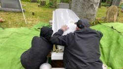 በቨርጂኒያ ዊልክስ ጎዳና በሚገኘው የመቃብር ቦታ የወ/ሮ ወገን ደበሌ የቀብር ሥነ ስርዓት ሲፈፀም ባለቤታቸው አቶ ይልማ አስፋውና የ17 ዓመት ልጃቸው አቶ ይልማ አስፋው