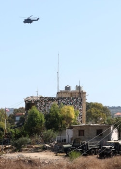 Helikopter yang mengangkut anggota delegasi Lebanon untuk menghadiri putaran pertama pembicaraan dengan delegasi Israel di pangkalan penjaga perdamaian PBB (tidak terlihat dalam gambar) di Naqura, kota perbatasan Lebanon, 14 Oktober 2020.
