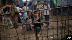 Para pengungsi Rohingya yang baru tiba di kamp pengungsi Kutupalong di Ukhia, Bangladesh, Selasa (5/9).