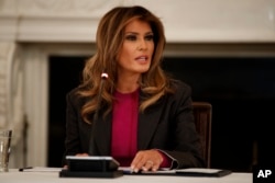 도널드 트럼프 미국 대통령의 부인 멜라니아 여사가 20일 온라인 소셜미디어 관련 업계 대표들을 백악관으로 초청해 사이버 폭력 방지와 안전한 인터넷 환경을 마련하기 위한 논의를 하고 있다.