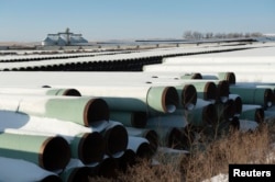 지난 2014년 미국 노스다코타 주 개스코인 시 대형창고에 송유관 사업을 맡은 트랜스캐나다 사의 자재들이 쌓여있다.