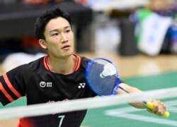 Pebulutangkis Jepang, Kento Momota, mengembalikan servis dalam sesi latihan di Tokyo, Jepang, 26 Juni 2020. (Foto: AFP)