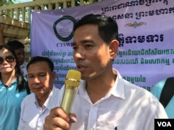 រូបឯកសារ៖ លោក ម៉ម រិទ្ធី ប្រធានសហព័ន្ធសហជីពវិស័យទេសចរណ៍ និងសេវាកម្មកម្ពុជា ថ្លែងទៅកាន់អ្នកសារព័ត៌មាន ក្នុងពេលប្រមូលផ្តុំដាក់ញត្តិសុំកំណត់ប្រាក់ខែគោលនៅក្រសួងការងារ រាជធានីភ្នំពេញ ថ្ងៃទី១៥ ខែកក្កដា ឆ្នាំ២០១៩។ (កាន់ វិច្ឆិកា/វីអូអេ)