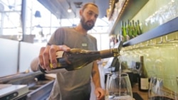 Barmen u restoranu Fish & Oyster sipa vino za mušterije u Solt Lejk Sitiju.